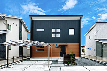 吹き抜けのあるシンプルデザイン住宅