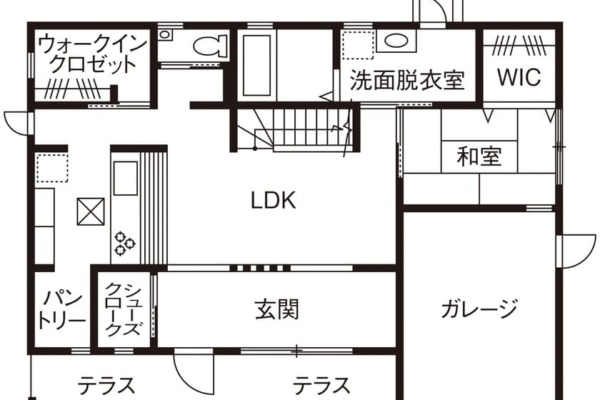 外部シャワーも設置されたカリフォルニアスタイルの家の間取り図（1階）