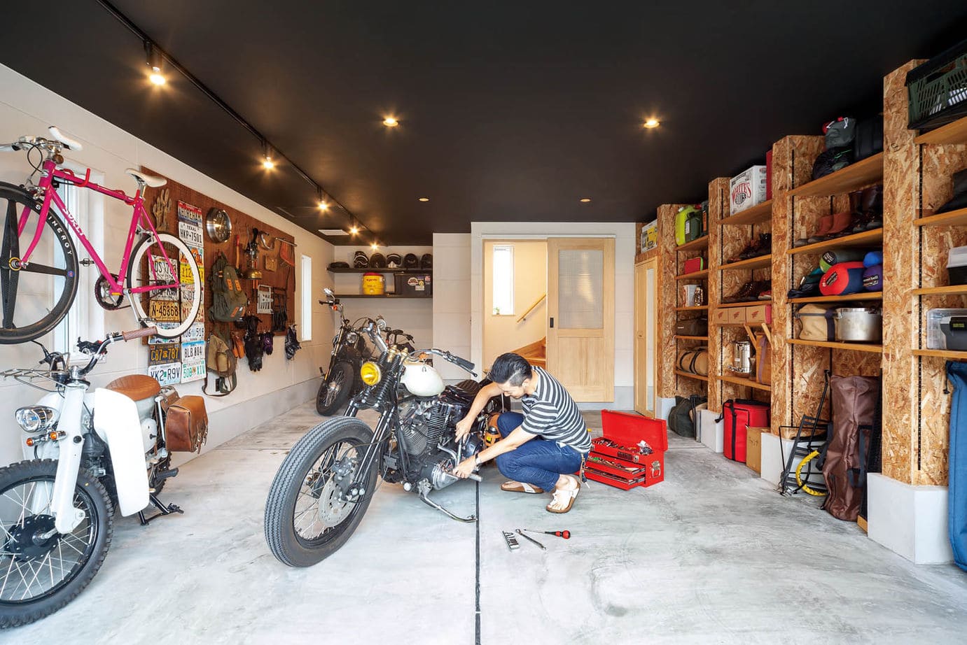 車+バイク+自転車も入れられる大型ガレージのある家のガレージ