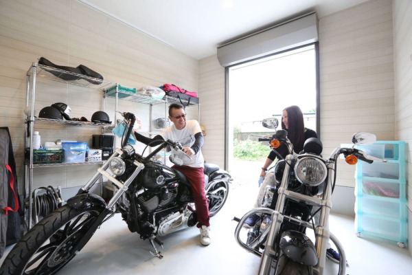 バイク好き夫婦のための平屋のガレージハウスのガレージ
