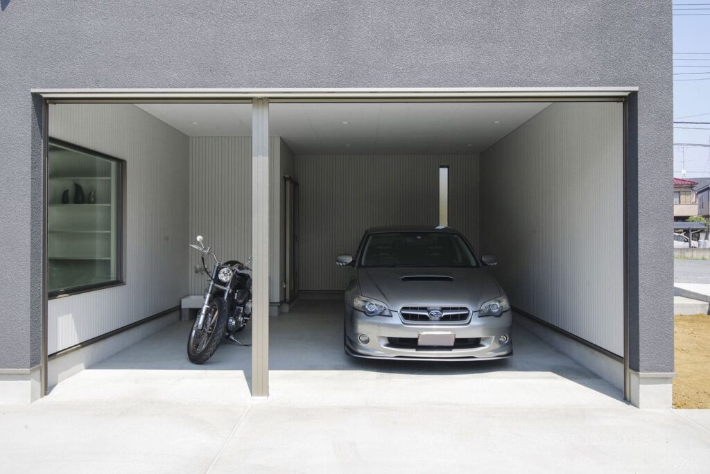 究極のシンプルさと開放感を追求した平屋のガレージハウスのガレージ