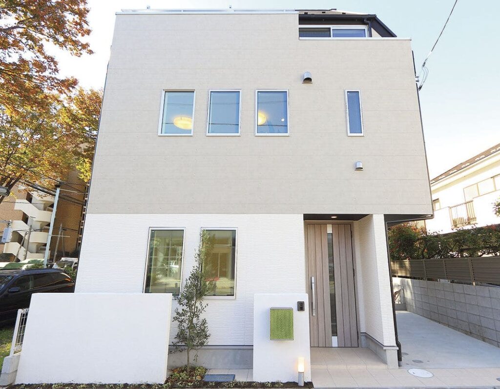 【価格1,430万円】敷地13坪に建てられた3階建ての外観