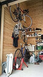 サイクルガレージのある、平屋の家。